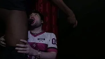 Neg&atilde_o e fort&atilde_o me encheram de rola no glory hole e no sof&aacute_ da festa (COMPLETO NO RED)