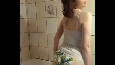 la belle coquine strip-tease sous la douche